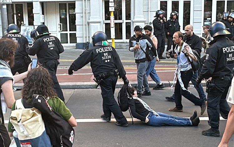 Almanya'da Filistin destekçilerine polis saldırdı