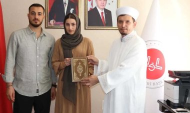 Ukraynalı genç kadın, Kelime-i Şehadet getirerek Müslüman oldu