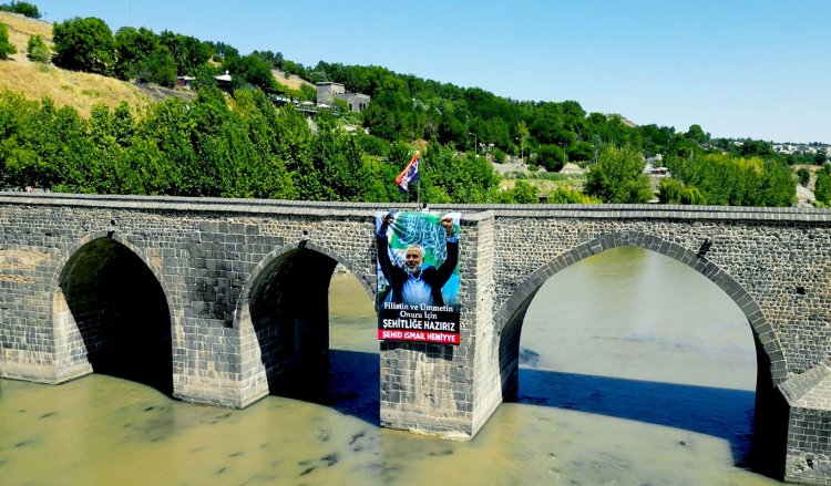 Tarihi Ongözlü Köprüye İsmail Heniyye posteri asıldı