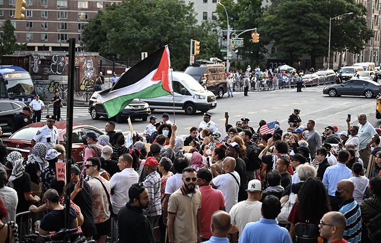 New York'ta, Kamala Harris için düzenlenen etkinliği Filistin destekçileri protesto etti