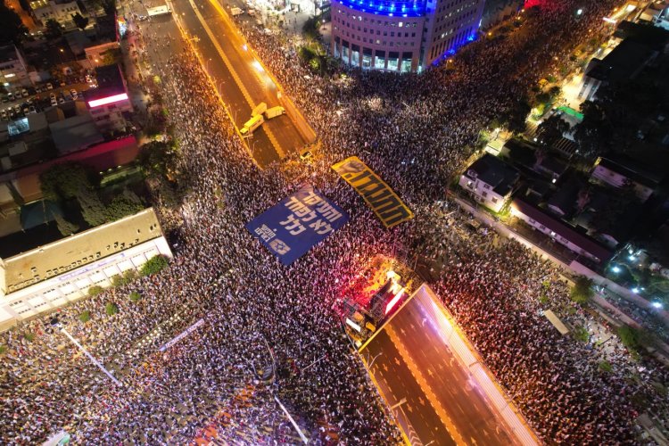 Binlerce kişi Tel Aviv'de Netanyahu hükümetine karşı protesto düzenledi