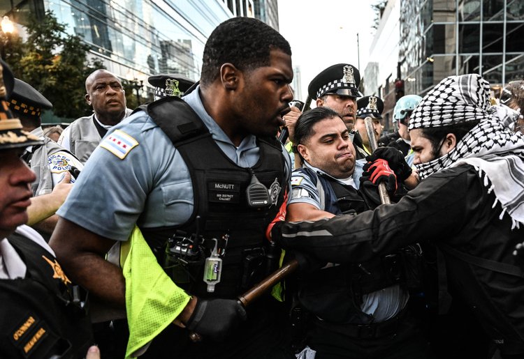 ABD polisinden İsrail protestosunda göstericilere ve basın mensuplarına sert müdahale