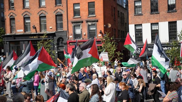 İrlanda'da İşgalci İsrail'i destekleyen ABD yönetimi protesto edildi