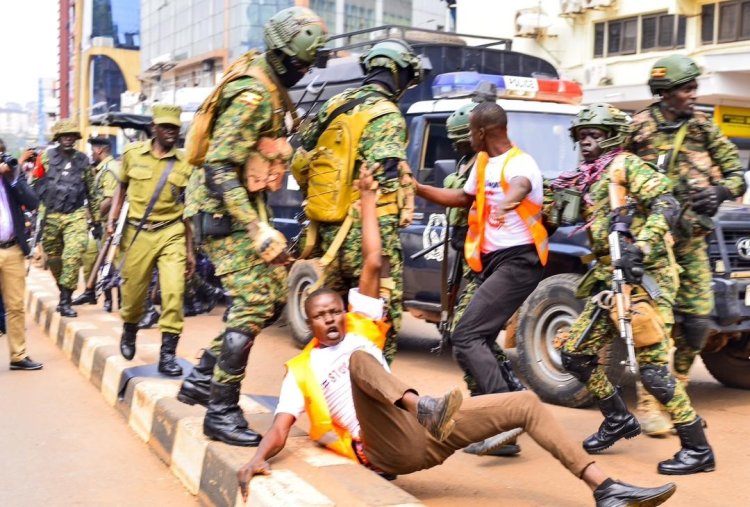 ABD tarafından eğitilen ordu Uganda'da petrol boru hattı protestocularını hedef aldı