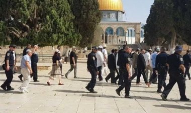 İşgalci çeteler Mescid-i Aksa'ya baskın düzenledi