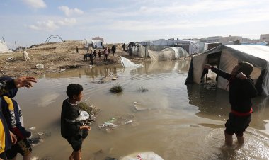 Han Yunus kıyılarına sürülen Filistinlilerin çadırları sular altında kaldı