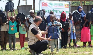 Umut Kervanı'ndan Uganda'da yüzlerce öğrenciye kırtasiye yardımı