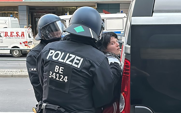 Berlin'de Filistin’e destek yürüyüşüne polis saldırdı