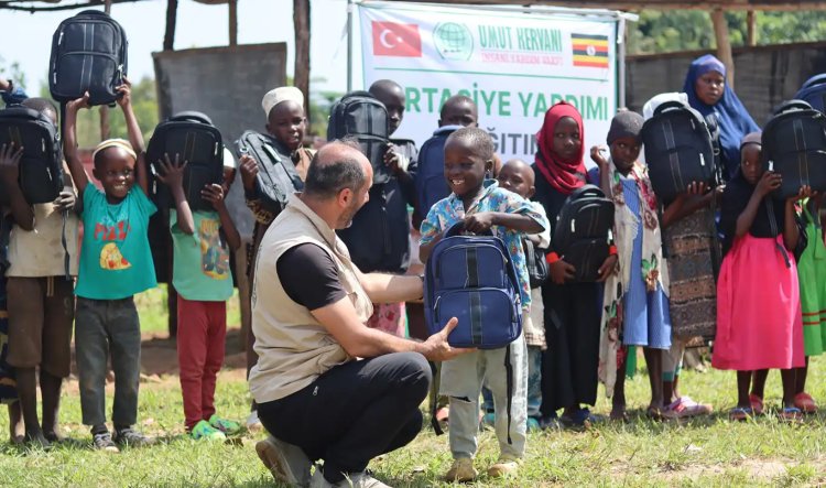 Umut Kervanı'ndan Uganda'da yüzlerce öğrenciye kırtasiye yardımı