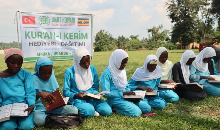 Umut Kervanı Uganda'da ilim öğrencilerine Kuran-ı Kerim hediye etti