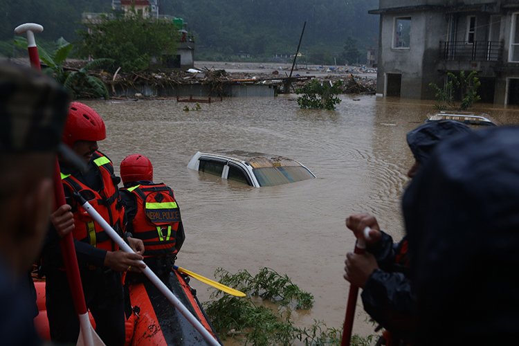 Nepal'deki heyelan ve sellerde 100 kişi hayatını kaybetti