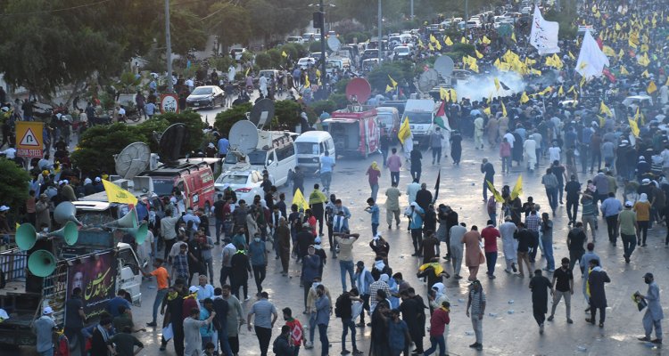 Pakistan’da binlerce gösterici ABD ve İsrail bayraklarını yaktı