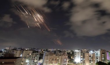 "Gerçek Vaat 2" dünyada geniş yankı buldu: Füzelerin parıltısı Tel Aviv'de gece gökyüzünü aydınlattı