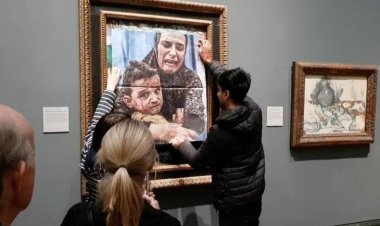 Aktivistler Picasso tablosu üzerine Gazze'de çekilmiş fotoğrafı yapıştırdı