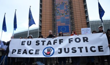 AB çalışanları, katil İsrail'in Gazze'ye saldırılarının 1. yılında protesto düzenledi