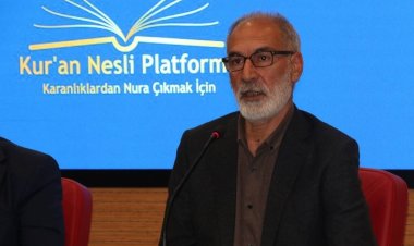 Yazar Vahdettin İnce: Namaz kılan dimdik durur; sürünmez