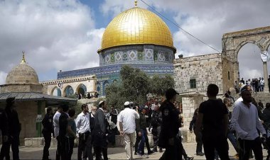 Filistin topraklarını gasbeden İsrailliler Mescid-i Aksa'ya baskın düzenledi