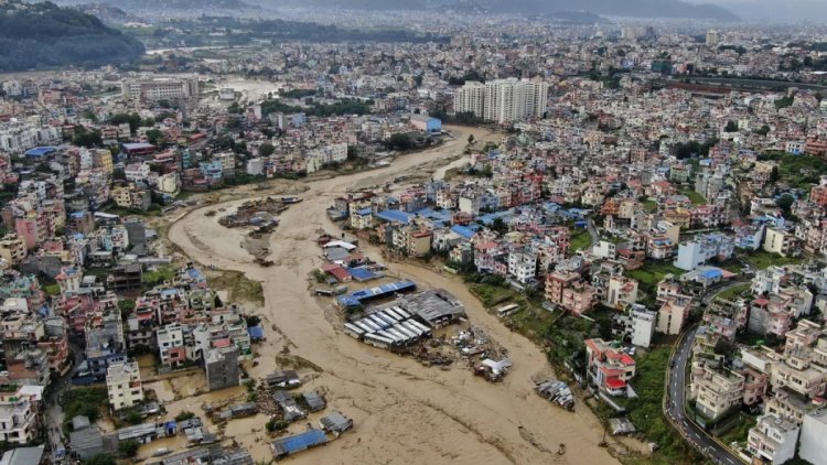 Nepal'deki sel ve toprak kaymalarında ölenlerin sayısı artıyor