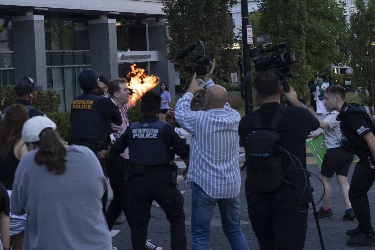 İşgalci İsrail karşıtı protestocu Beyaz Saray yakınlarında kendini ateşe verdi