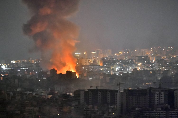 İşgalci İsrail Beyrut'a gece saatlerinde 30 hava saldırısı düzenledi