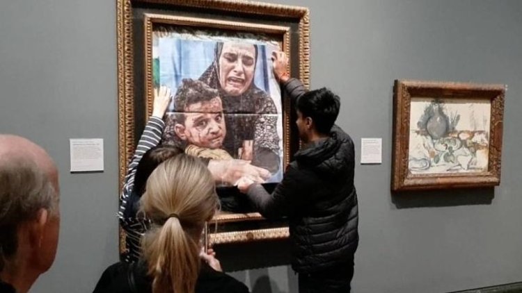 Aktivistler Picasso tablosu üzerine Gazze'de çekilmiş fotoğrafı yapıştırdı