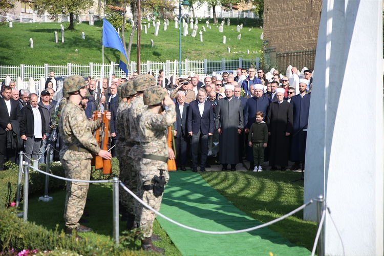 Boşnak lider İzetbegoviç, ölümünün 21. yılında kabri başında anıldı