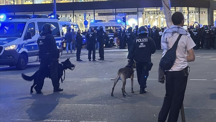 Alman polisi, Filistin’e destek eyleminde göstericilere köpeklerle saldırdı