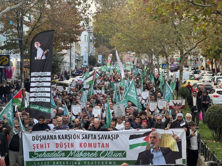 İstanbul’da binlerce kişi Şehid Yahya Sinvar için yürüdü