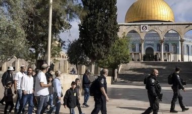 Terörist işgalciler yine Mescid-i Aksa'yı bastı