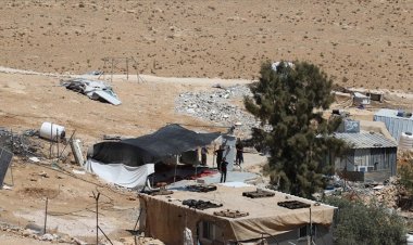 Filistin topraklarını gasbeden İsrailliler, Batı Şeria'da bir köye saldırdı