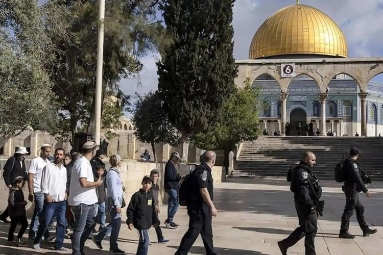 Terörist işgalciler yine Mescid-i Aksa'yı bastı