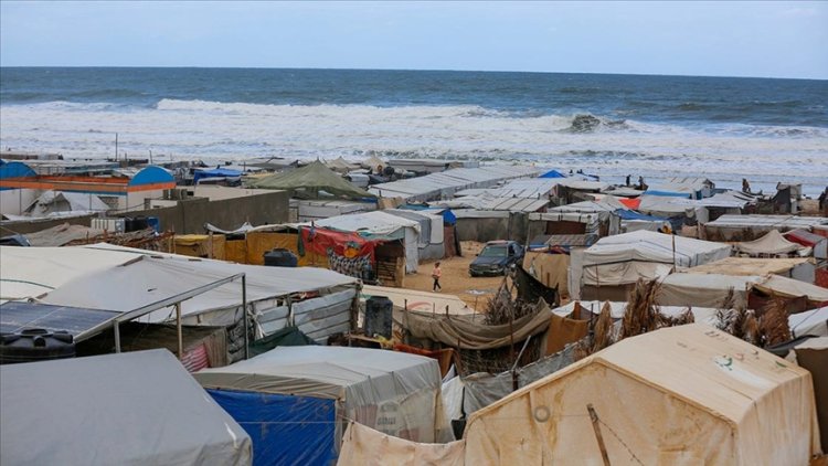 Gazze'de İsrail saldırılarından kaçarak sahile sığınan Filistinlilerin çadırlarını deniz suyu bastı