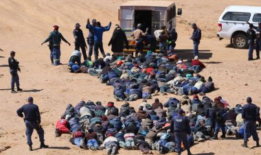 Güney Afrika'da 1300 kaçak madenci polise teslim oldu