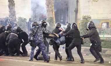 Gürcistan'da AB yanlısı göstericilerin hükümet karşıtı eylemlerine polis müdahale etti