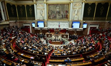 Fransa'da güvenoyu alamayan merkez sağcı azınlık hükümeti düştü