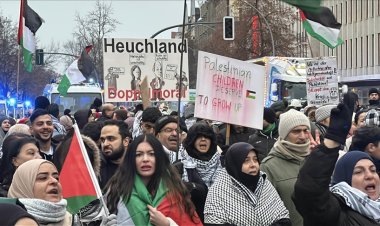 Berlin'de İşgalci İsrail'in Filistin'e saldırıları protesto edildi