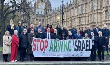 İngiliz milletvekilleri "İsrail'i silahlandırmayı bırakın" yazılı pankart açtı
