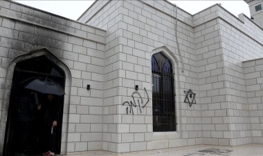 İşgalci İsrailliler, Batı Şeria’da bir camiyi kundakladı