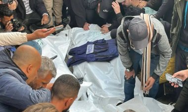 İşgalci İsrail gazetecilerin aracını bombaladı: 5 gazeteci katledildi