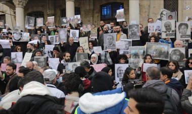 Şam'da Baas rejimince alıkonulan yakınlarını arayan aileler gösteri düzenledi