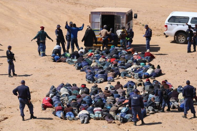 Güney Afrika'da 1300 kaçak madenci polise teslim oldu