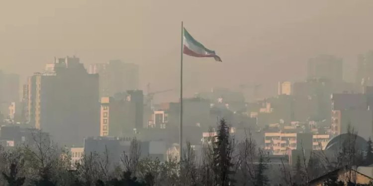 Tahran'da hava kirliliği nedeniyle tüm okullar ve kurumlar tatil edildi