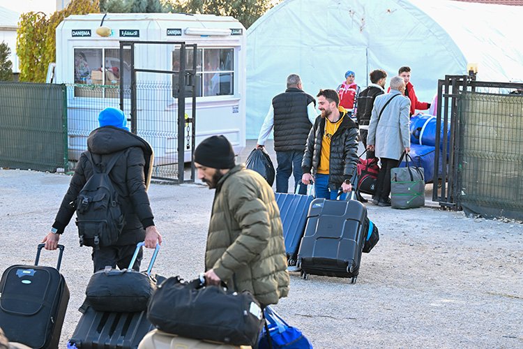 Türkiye'deki Suriyeliler ülkelerine dönüyor