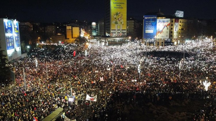 Sırbistan'daki hükümet karşıtı öğrenci gösterisine on binlerce kişi katıldı