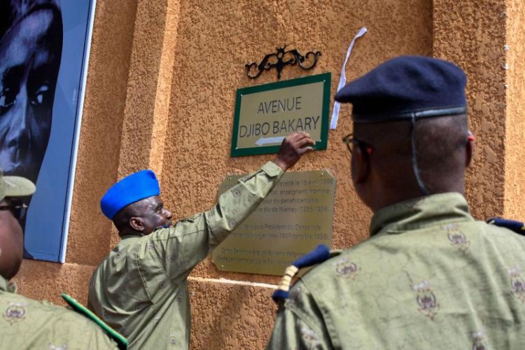 Mali, Sömürgeci Fransa ve ECOWAS'ın izlerini sokaklardan silmeye başladı