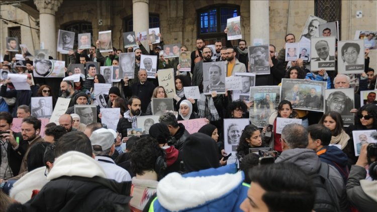 Şam'da Baas rejimince alıkonulan yakınlarını arayan aileler gösteri düzenledi