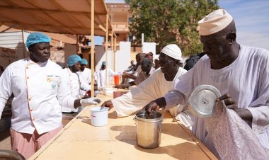 Sudan'da çatışmalardan kaçan siviller "tekke" de sıcak yemeğe ulaşıyor