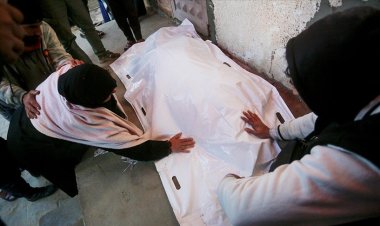 Katil İsrail, Gazze'de Filistinli baba ile 3 çocuğunu katletti