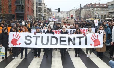 Sırbistan'da binlerce öğrenci başkentin önemli kavşağını trafiğe kapattı