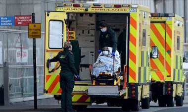 İngiltere'de uzun saatler sedyede bekleyen hastaların sayısı artıyor